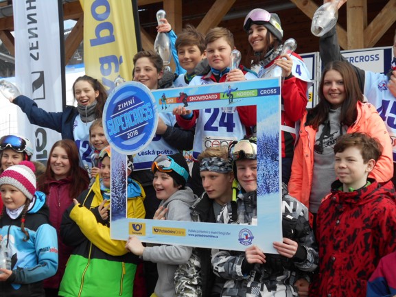 Mladí snowboardisté si minulý pátek rozdělili cenné trofeje v soutěži SUPERCROSS