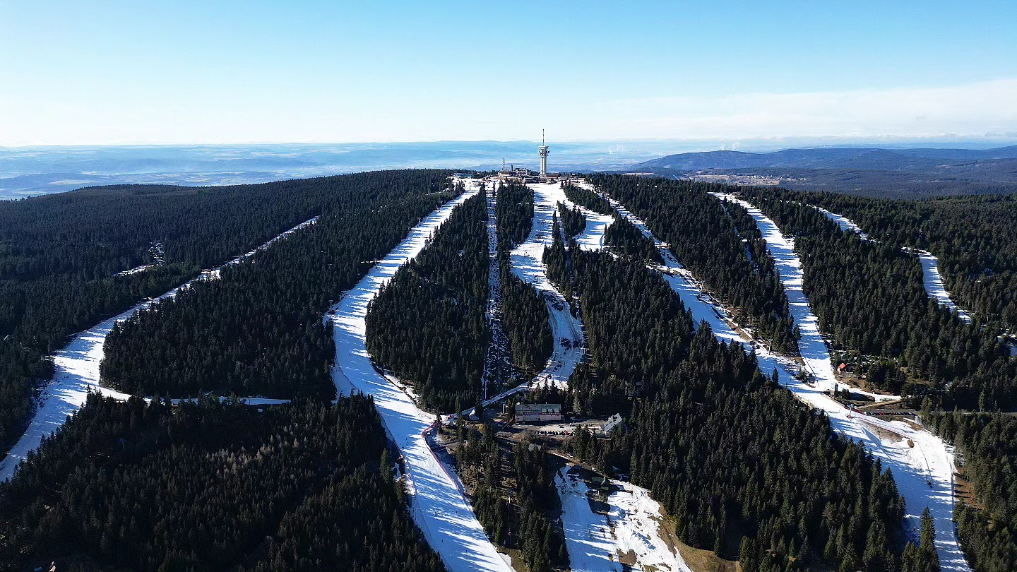 Jaro ve městech, na Klínovci stále super lyžovačka