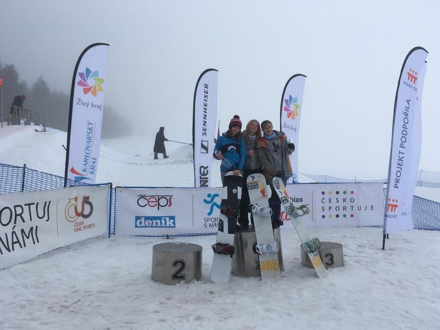 Klínovecký snowboardcross se mlze neztratil, ani ho voda nespláchla
